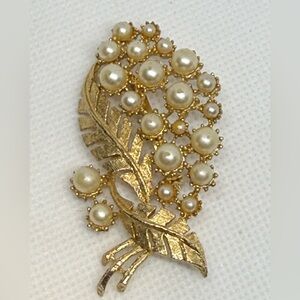 Vintage Mid Century Gold-tone leaf brooch with faux pearls